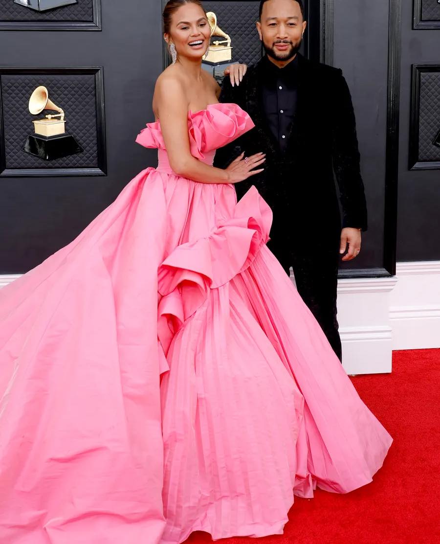 Vợ chồng John Legend và Chrissy Teigen diện tông hồng - đen.