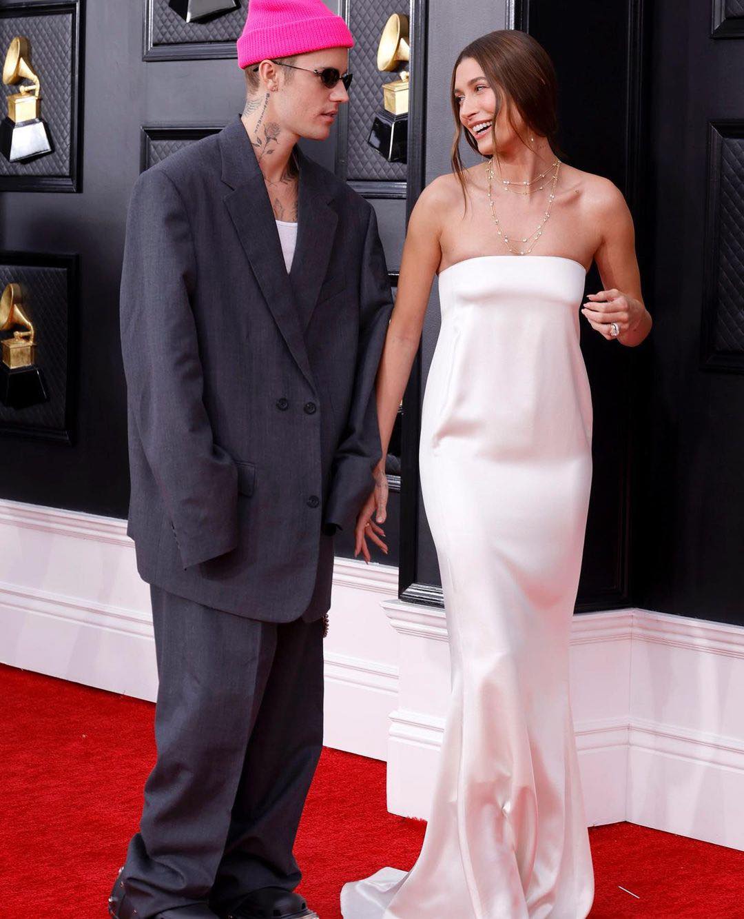 Anh chàng diện suit của nhà Balenciaga trong khi vợ người mẫu quyến rũ trong chiếc váy Saint Laurent.