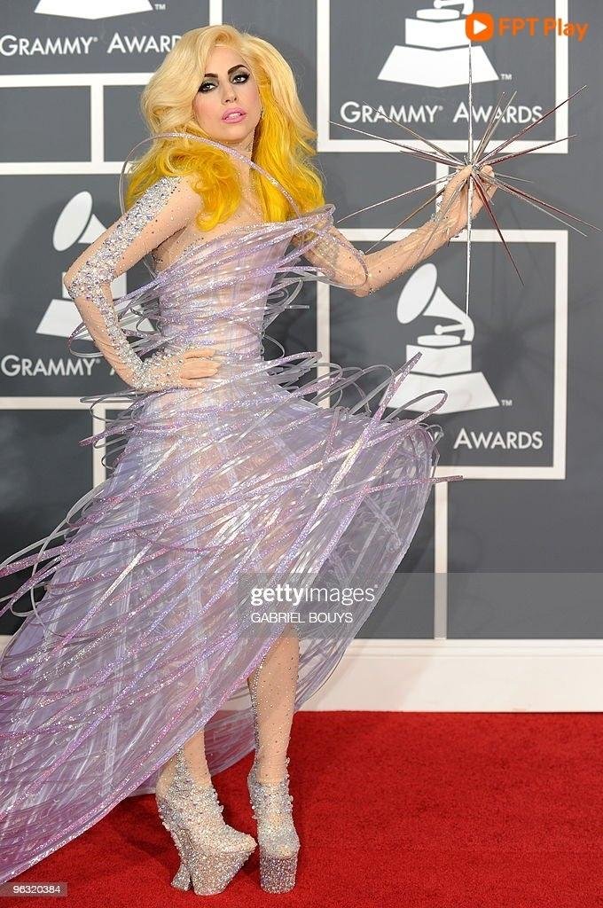 Lady Gaga, một trong những hiện tượng nhạc Pop đình đám thập niên 2000 xuất hiện tại Grammy 2010 trong bộ cánh độc lạ lấy cảm hứng từ các vị tinh tú. Thiết kế thuộc thương hiệu Armani Privé.