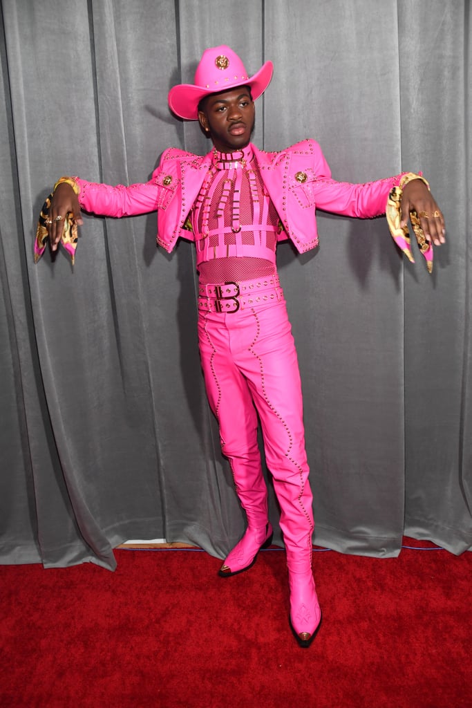 Lil Nas X diện Versace custom màu hồng 'nóng bỏng' theo phong cách cowboy miền viễn Tây.