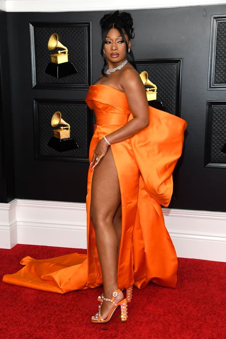 Megan Thee Stallion trong bộ váy thắt nơ màu cam satin nổi bật tại Grammy 2021.