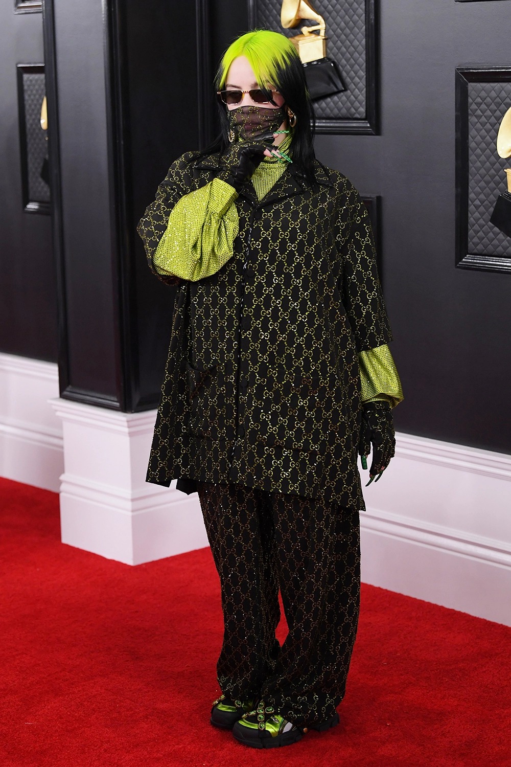 Billie Eilish với bộ suit Gucci Custom kết hợp giữa màu đen và xanh neon đầy bí ẩn.