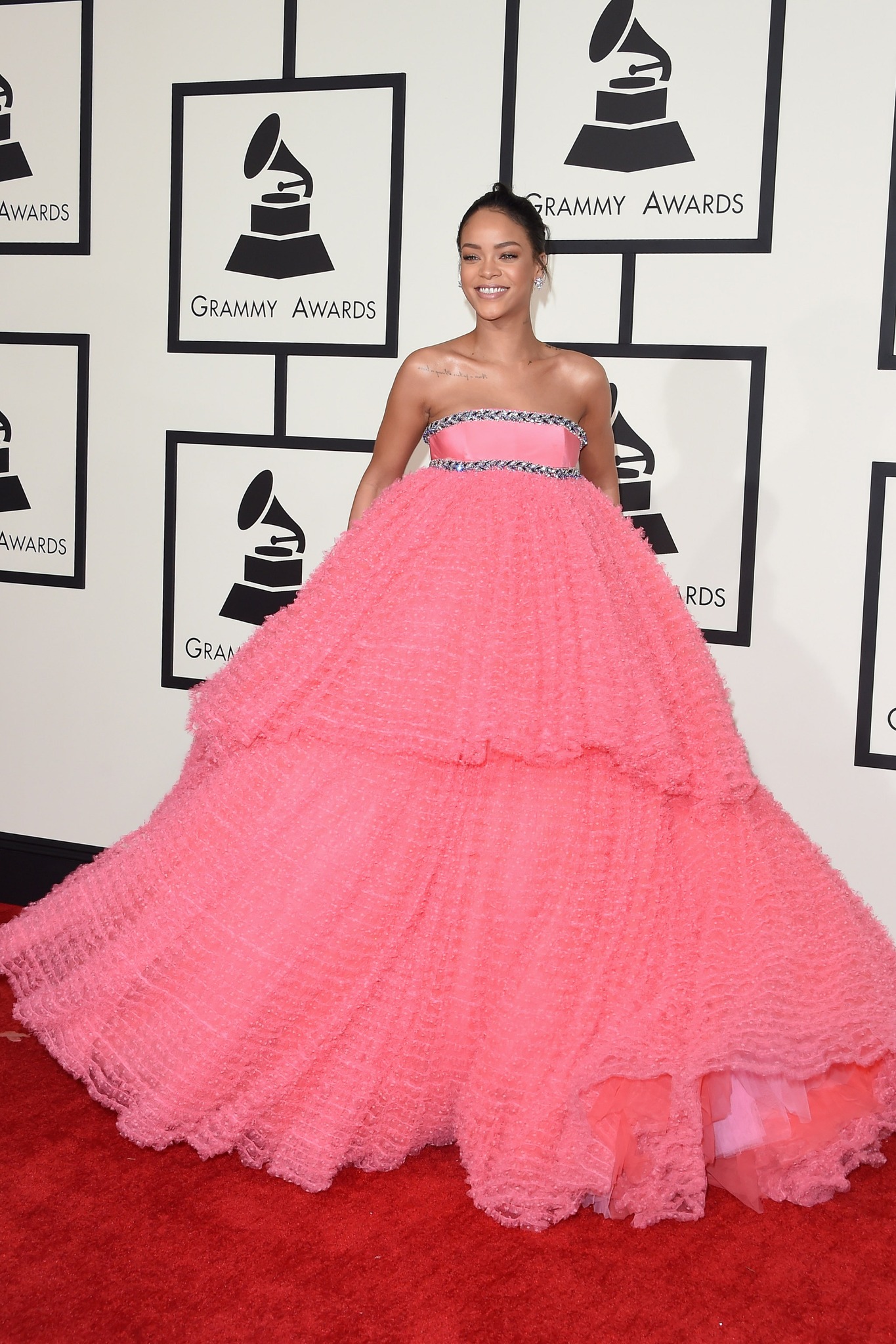 Rihanna hiếm hoi với hình ảnh nữ tính với chiếc váy hồng lộng lẫy nhà Giambattista Valli.