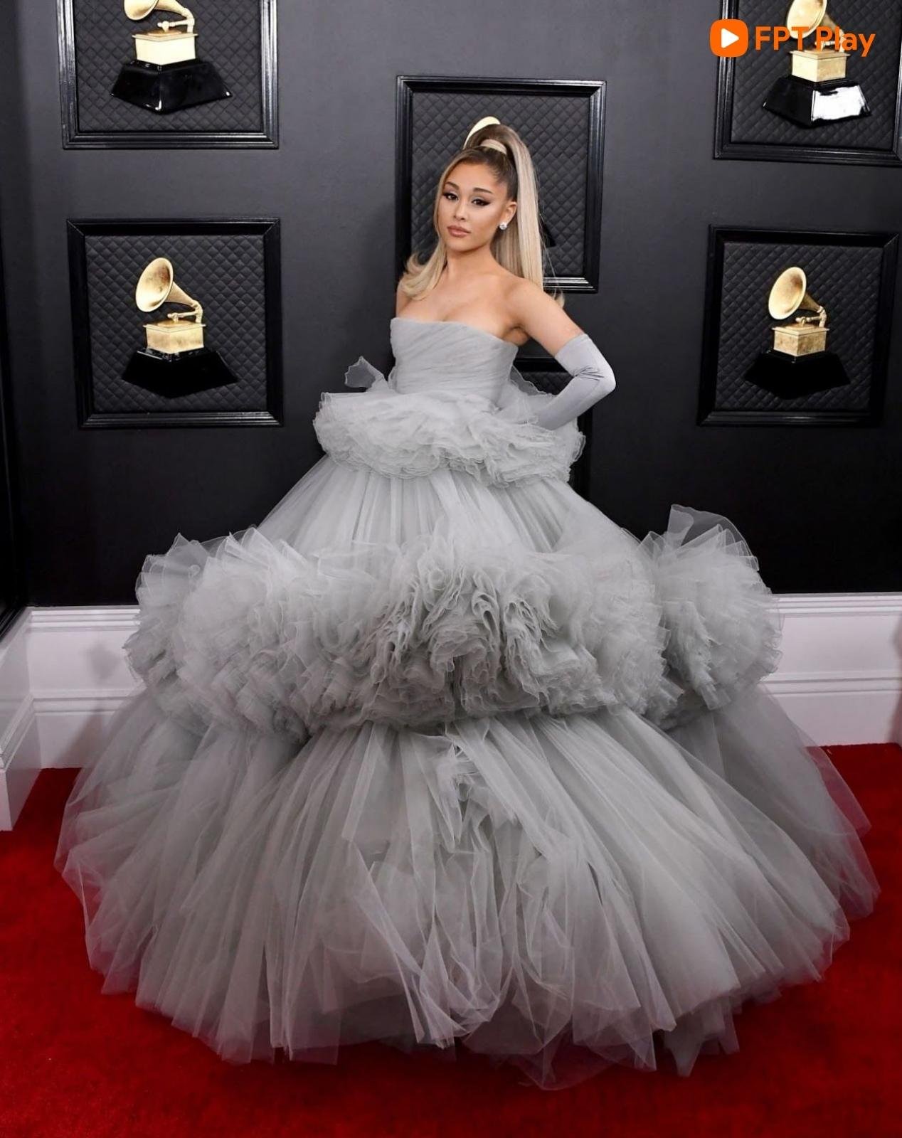Ariana Grande hóa công chúa Lọ Lem với chiếc váy màu xám tro được kết hợp từ nhiều lớp tulle vô cùng kỳ công của Zac Posen.