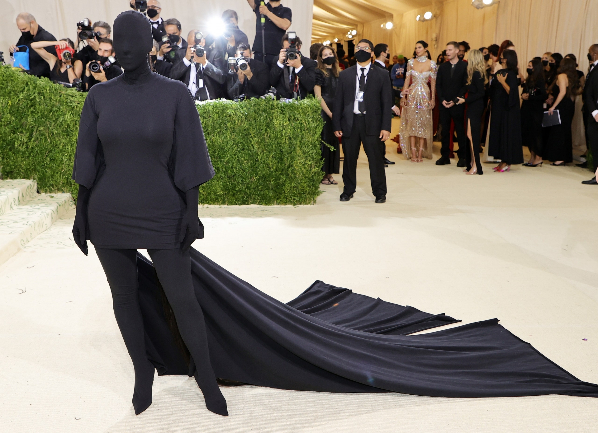 Kim Kardashian trùm đen như 'hung thủ' trong truyện tranh Conan khi tham dự Met Gala 2021.