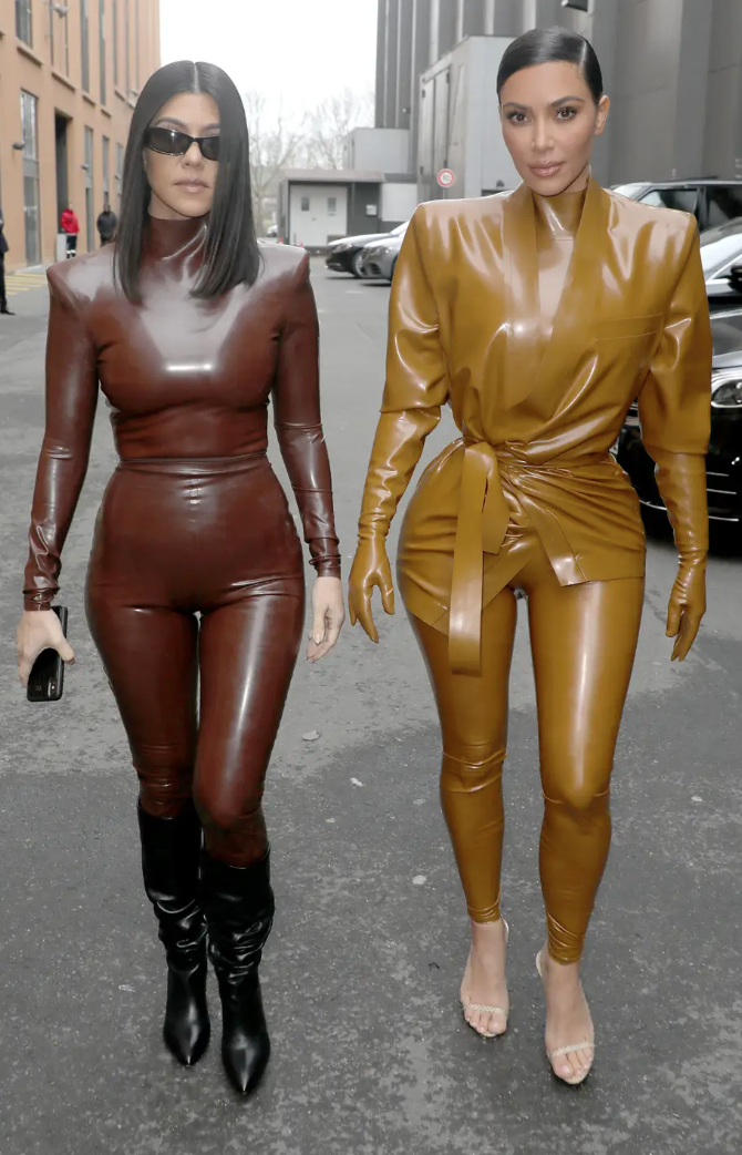 Kim Kardashian o ép cơ thể trong bộ đồ da latex.