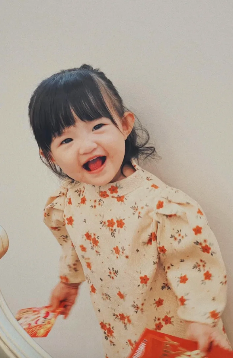Tan chảy với tủ đồ dạo phố đáng yêu của con gái Đông Nhi và Ông Cao Thắng - Ảnh 2