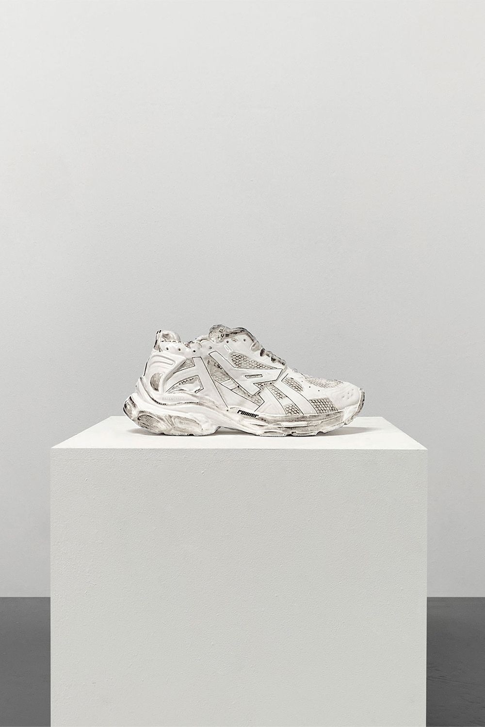 Mô phỏng theo tỷ lệ chuẩn xác từ một trong những đôi chunky sneakers đình đám của thương hiệu - Balenciaga Runner In White kích cỡ 42, mẫu điêu khắc gây hứng thú bởi sự tinh xảo và độ thực hoàn hảo đến khó tin.