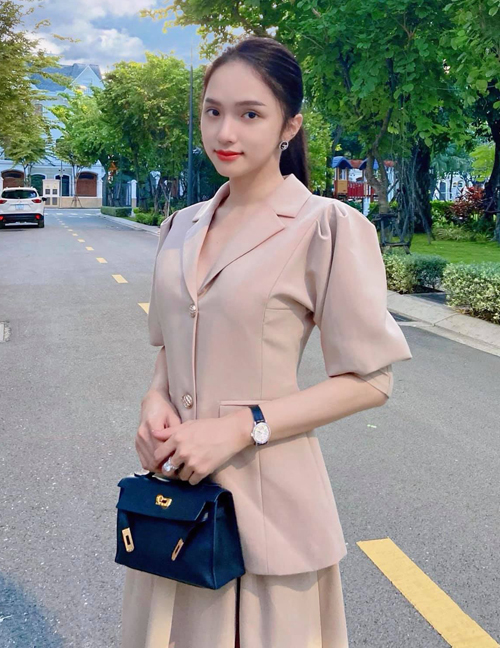 Hermes là dòng túi yêu thích của Hoa hậu Hương Giang, cô nàng thường xuyên phối cùng các outfit street style thời thượng.
