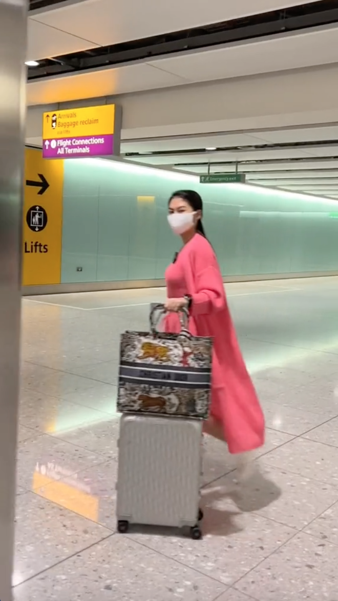 Trong bức ảnh tại sân bay, nữ diễn viên sính năm 1993 diện chiếc váy màu hồng phom rộng thoái mái, trên tay là vali Rinowa và Dior Book Tote thêu hoạ tiết trị giá gần 200 triệu đồng.