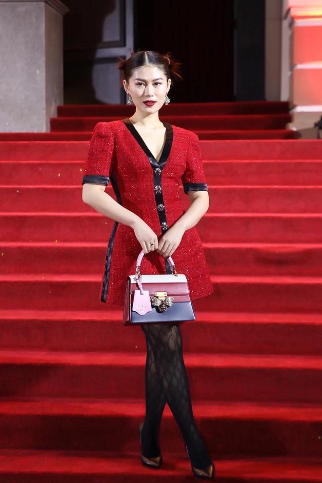 Nữ diễn viên Ngọc Thanh Tâm trẻ trung với chiếc váy chữ 'A' màu đỏ, túi Gucci nổi bật.