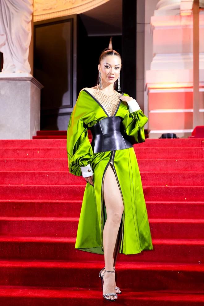 Á hậu Kim Duyên nổi bật với váy xanh lá xẻ tà kết hợp cùng corset da.