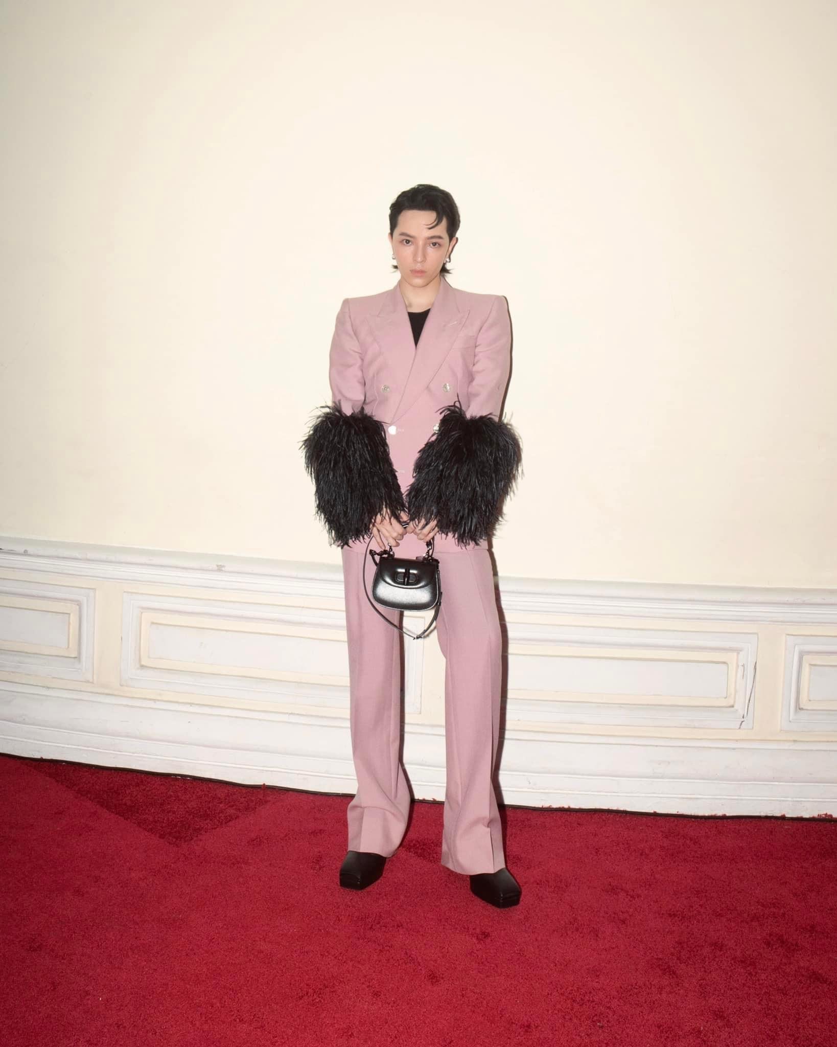 Fashionista Kelbin Lei thanh lịch với suit hồng với điểm nhấn đính lông ở tay áo.