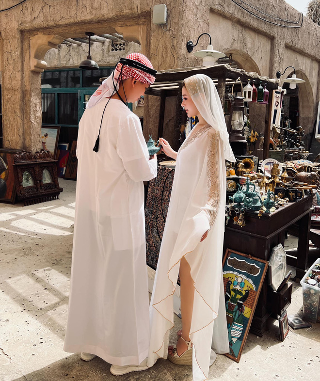 Cô nàng cùng ông xã Quang Huy hóa thân thành cặp vợ chồng Dubai với set đồ suông rộng thoải mái. 