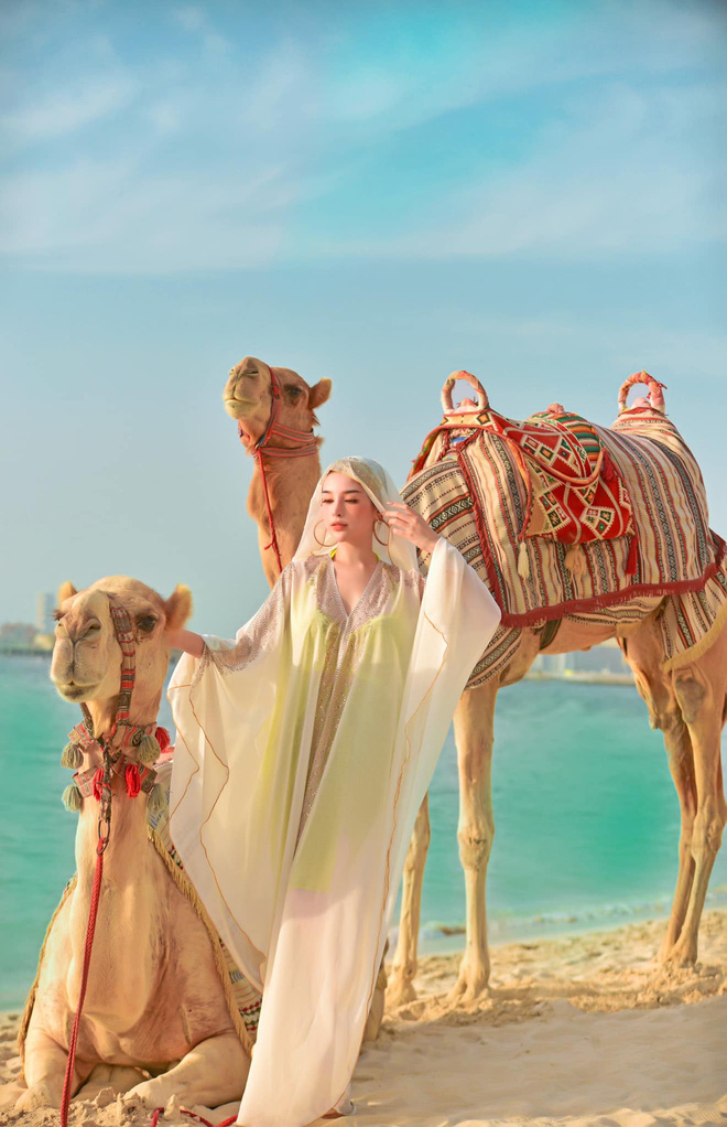 Huyền Baby khoe vẻ đẹp không tuổi trong set đồ truyền thống của phụ nữ Dubai.