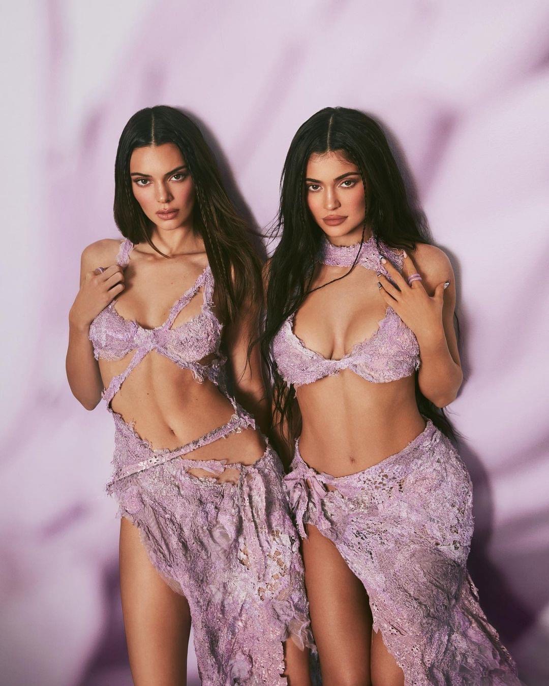 Đây là thiết kế được đặt riêng cho 2 chị em nhà Jenner cho bộ ảnh quảng bá BST mỹ phẩm mới.