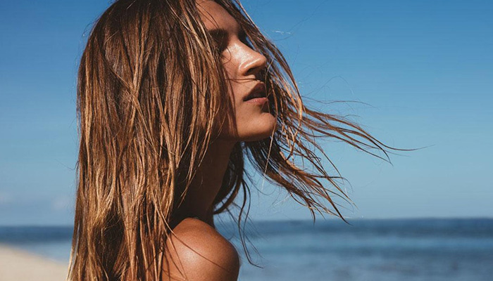 Loại bỏ hiện tượng tóc bết ngày hè chỉ với 4 bí quyết sau 