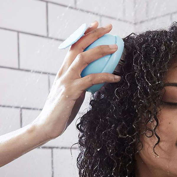 Tạo dựng thói quen sử dụng lược gội đầu silicon thay vì dùng tay để cải thiện tình trạng bết tóc.