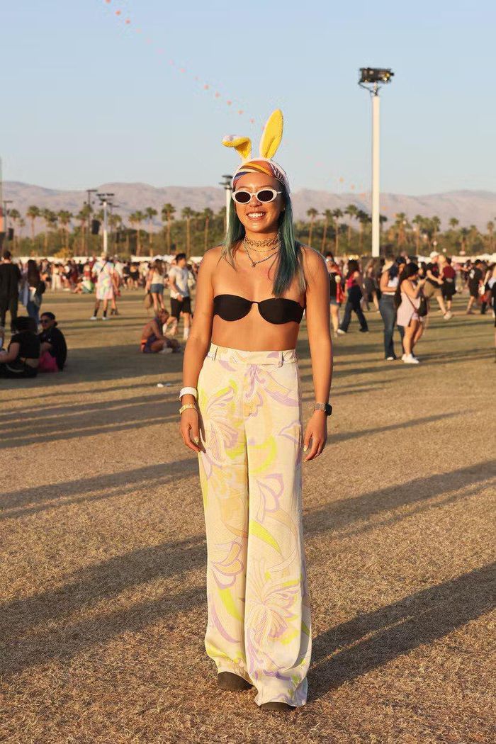 Xu hướng thời trang mùa hè được các cựu 'thiên thần' và khán giả lăng xê tại nhạc hội Coachella 2022 - Ảnh 7