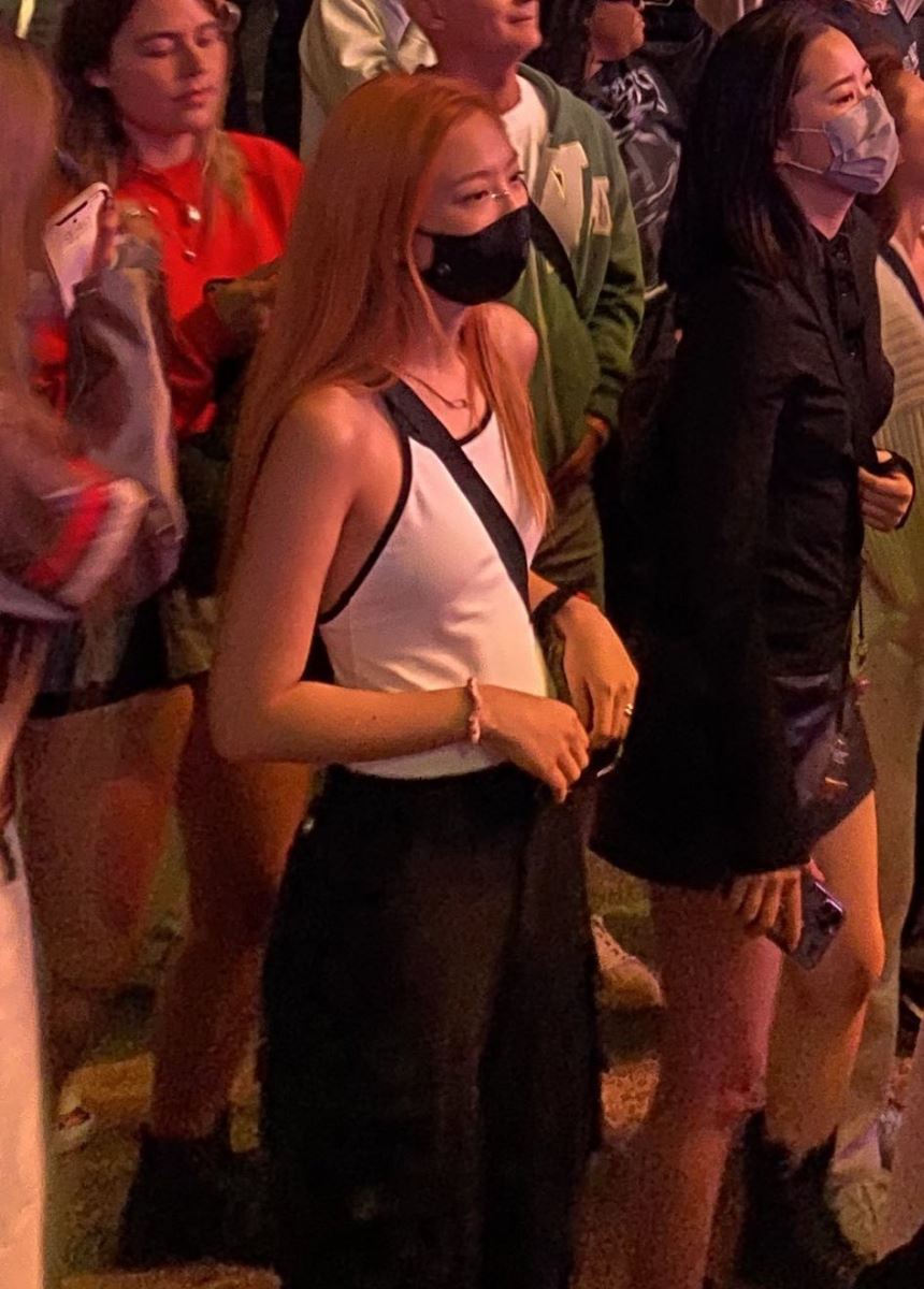 Jennie tóc cam xuất hiện tại Coachella với chiếc áo yếm đơn giản mà quyến rũ.