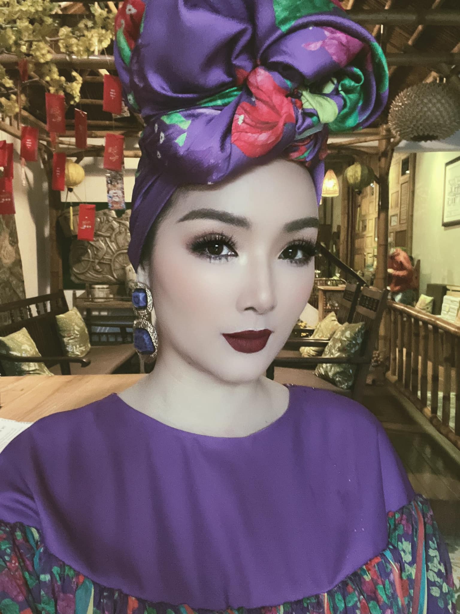 Make-up đậm cộng với kiểu quấn khăn hết sức 'ô dề', gương mặt của Giáng My trông lạnh tanh và thiếu sự tươi tắn.