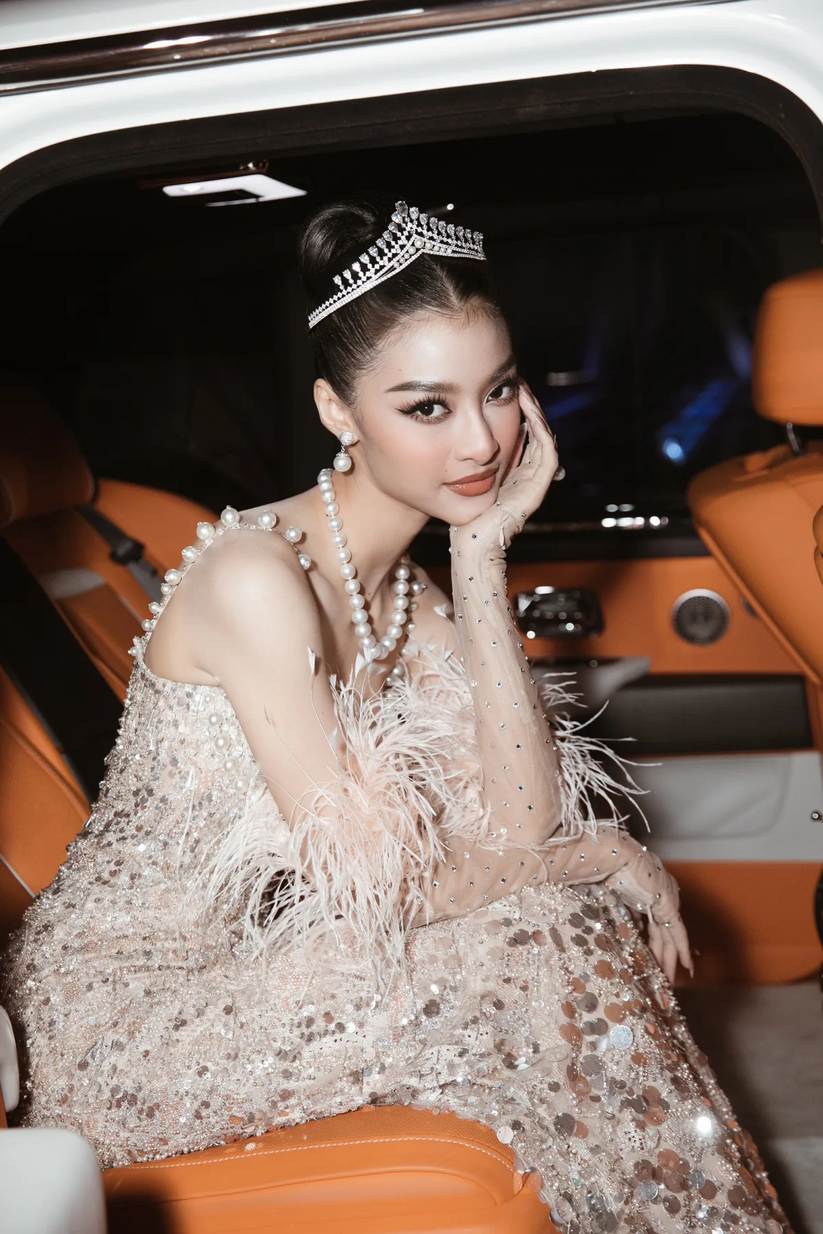 Găng tay là phụ kiện yêu thích của mỹ nhân Việt khi diện đồ đi thảm đỏ - Ảnh 1