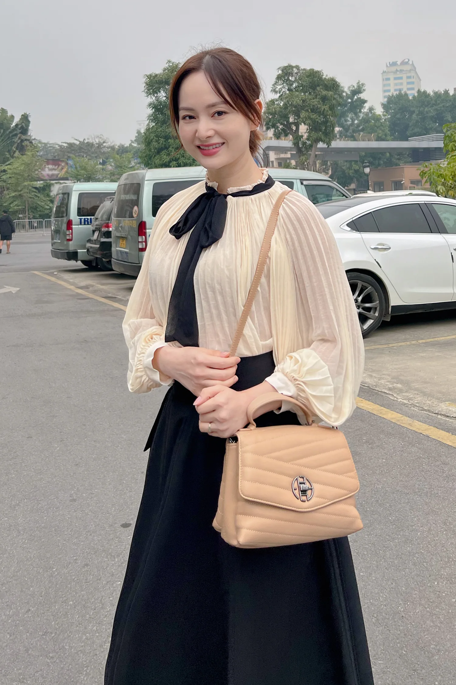 Lan Phương là trường hợp oái ăm khi ngoài đời mặc xấu nhưng lên phim lại xinh đẹp hết phần - Ảnh 3