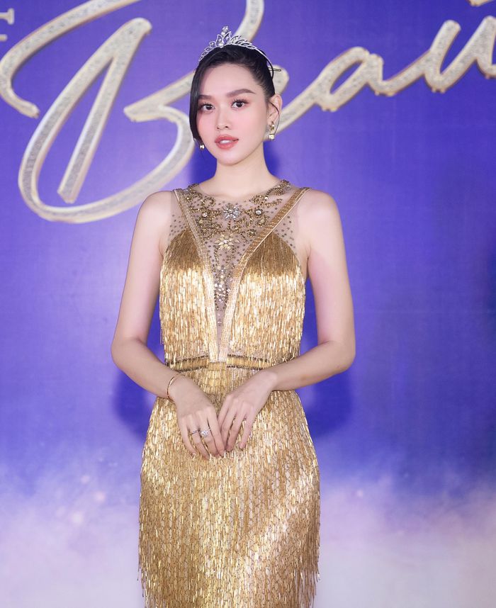 Có mặt tại đêm Chung khảo toàn quốc Miss World Vietnam 2022, Á hậu Tường San sang chảnh trong chiếc váy tua rua ánh kim, khoe vẻ đẹp ngọt ngào sau 2 năm đương nhiệm.