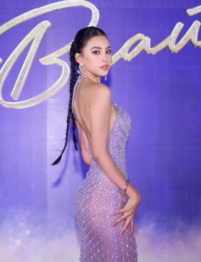 Hoa hậu Tiểu Vy xinh đẹp và quyến rũ trong chiếc đầm xuyên thấu màu tím lilac, khoe hõm lưng ngọc ngà.
