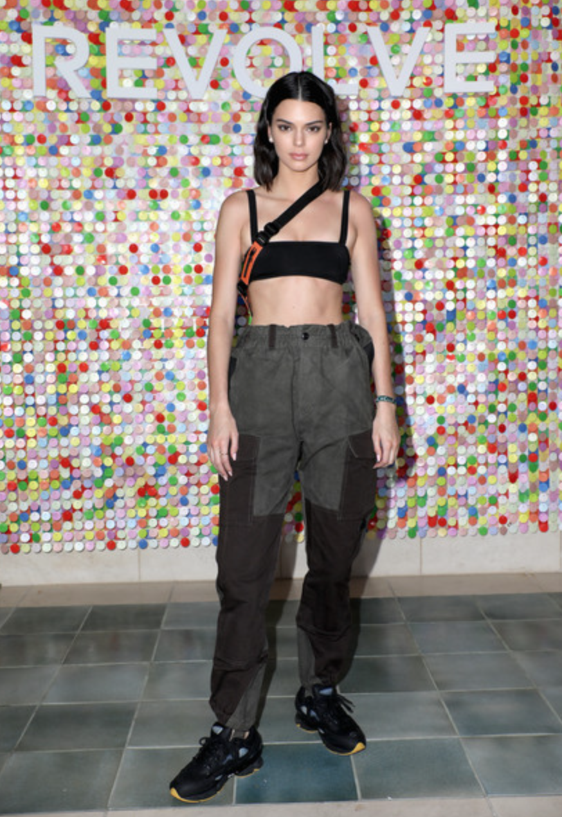 Kendall Jenner cá tính và quyến rũ cùng áo croptop siêu nhỏ và quần túi hộp ống rộng.
