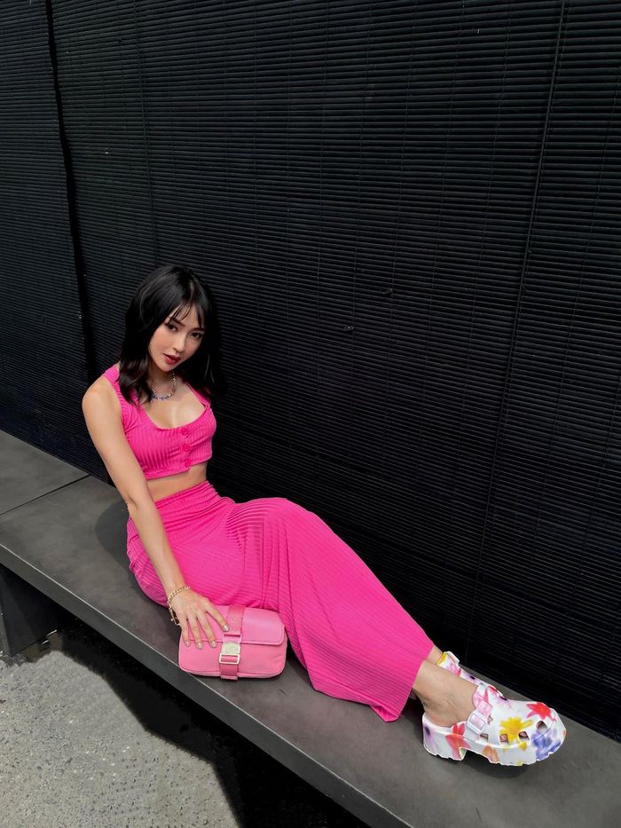 Hot girl Hà Thành Sun HT quyến rũ trong set đồ màu hồng cùng giày đế xuồng của Charles & Keith.