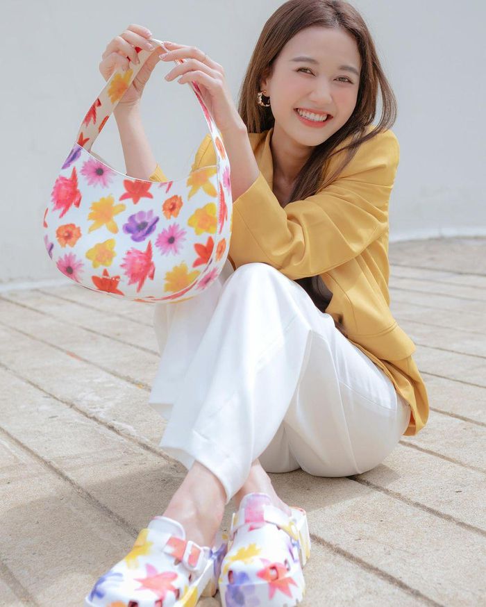 Hot girl Nhung Gumiho đơn giản mà nổi bật với áo sơ mi vàng nắng, quần âu trắng, điểm nhấn là phụ kiện từ BST.