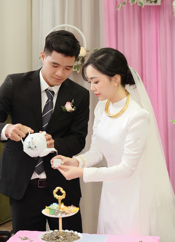 Hot girl Mai Hà Trang ghi điểm với áo dài trắng đơn giản mà tôn dáng trong ngày cưới. 