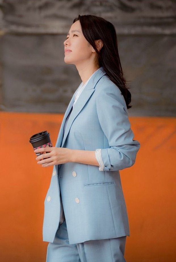 Sử dụng gam màu pastel nhẹ nhàng, set suit xanh ngọc vừa tôn da vừa giúp nữ diễn viên trông hiện đại hơn.