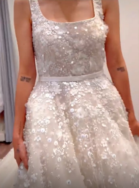 Hình ảnh từ video có thể thấy Ngô Thanh Vân đã 'chấm' mẫu váy cưới thuộc thương hiệu Elie Saab và mặc thử lên người. 