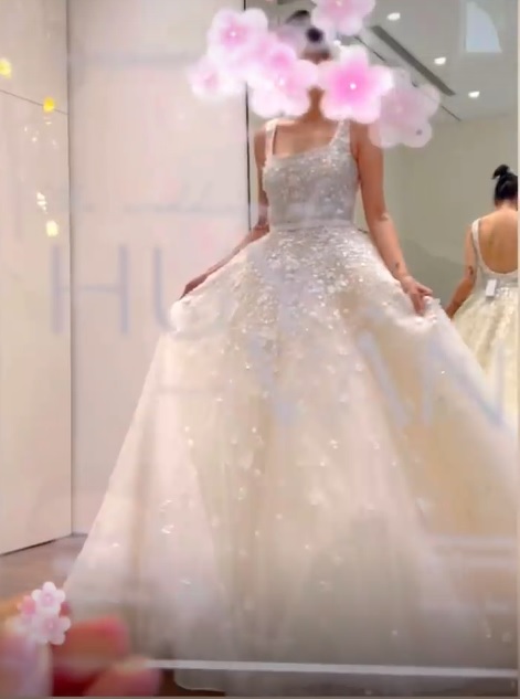 Dù chỉ mới là mặc thử nhưng cư dân mạng đều đồng tình rằng mẫu váy cưới nên được Ngô Thanh Vân 'chốt đơn' ngay vì quá đẹp.