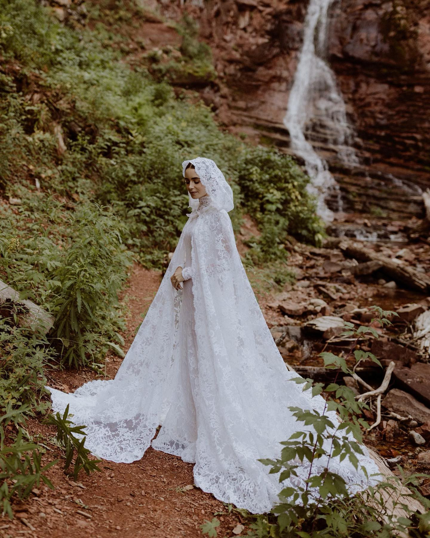 Lily Collins chọn rừng sâu làm địa điểm tổ chức lễ cưới, như tri ân cho vai diễn đã giúp cô được công chúng biết đến nhiều hơn, nàng Bạch Tuyết bước ra từ truyện cổ tích.