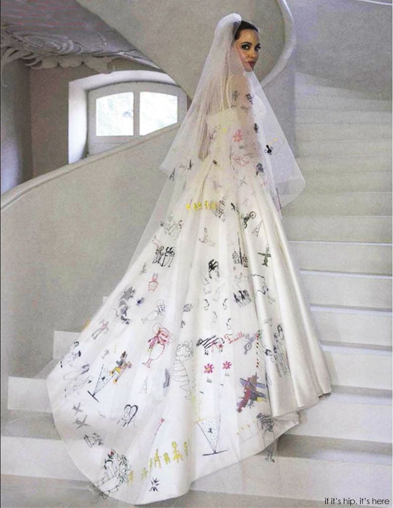 Có thể nói, chiếc váy cưới của Angelina Jolie là vô giá vì nó thể hiện tình yêu và sự liên kết của cô và các con.
