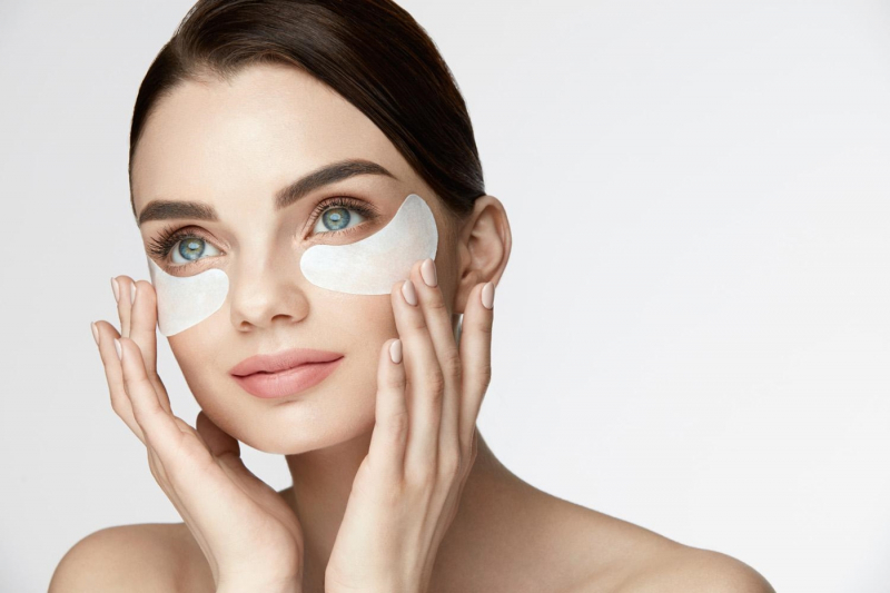 Sử dụng mặt nạ mắt để cấp ẩm chuyên sâu cho vùng mắt.