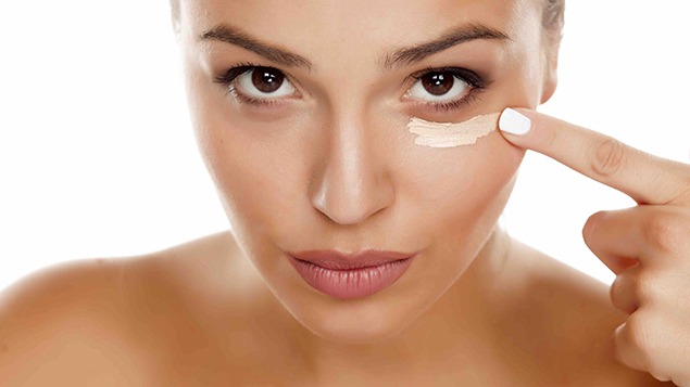 Sử dụng kem dưỡng da mắt chứa thành phần chống oxi hoá cao, cấp ẩm chuyên sâu.
