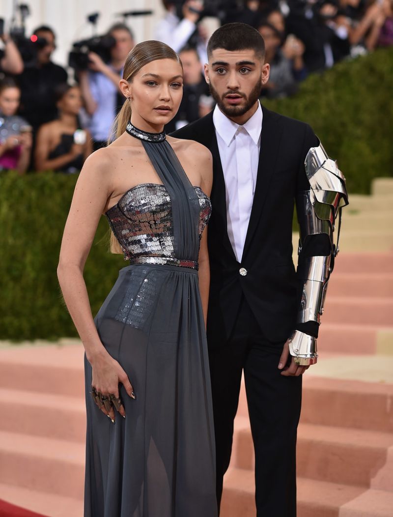 Ca sĩ Zayn Malik hộ tống bạn gái cũ Gigi Hadid nhưng cũng không quên tạo điểm nhấn bằng cánh tay bọc thép đậm chất vị lai dù đang diện bộ suit thanh lịch của Versace.