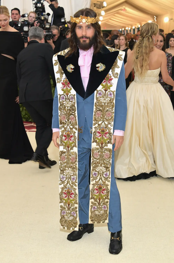 Với chủ đề Công giáo, Jared Leto đã hóa thân thành hình tượng chúa Jesus với bộ trang phục lộng lẫy và đẹp mắt. 