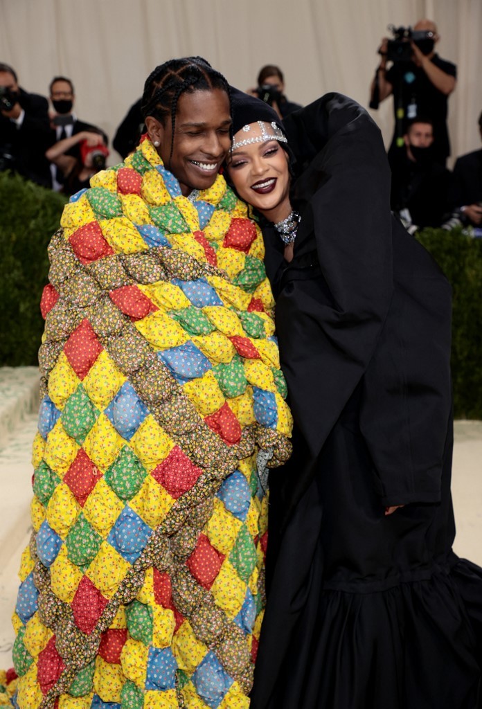 Nam rapper A$AP Rocky còn tạo sự bí ẩn khi quàng chiếc chăn bông ấm áp lên thảm đỏ Met Gala năm ngoái. Được biết, đằng sau tạo hình làm lố này, chiếc chăn bông là sản phẩm thủ công cuối cùng của một cụ bà đã qua đời. 