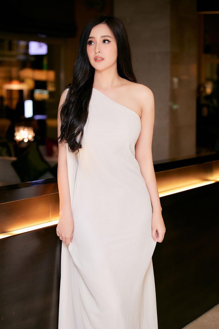 Tham dự một sự kiện, Mai Phương Thuý xuất hiện trong chiếc đầm trắng lệch vai đơn giản mà sang trọng.