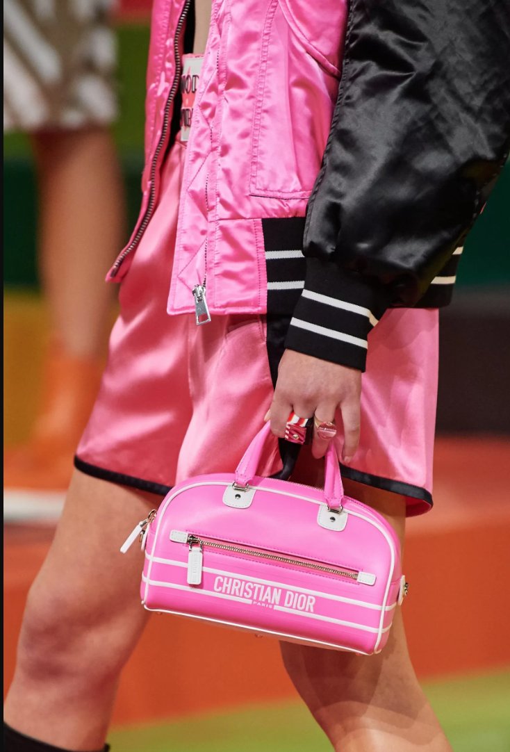 Mẫu túi trống Dior mini kiểu thể thao cực kỳ ấn tượng, khác hoàn toàn với những gì người hâm mộ hình dung về Dior trước đây.