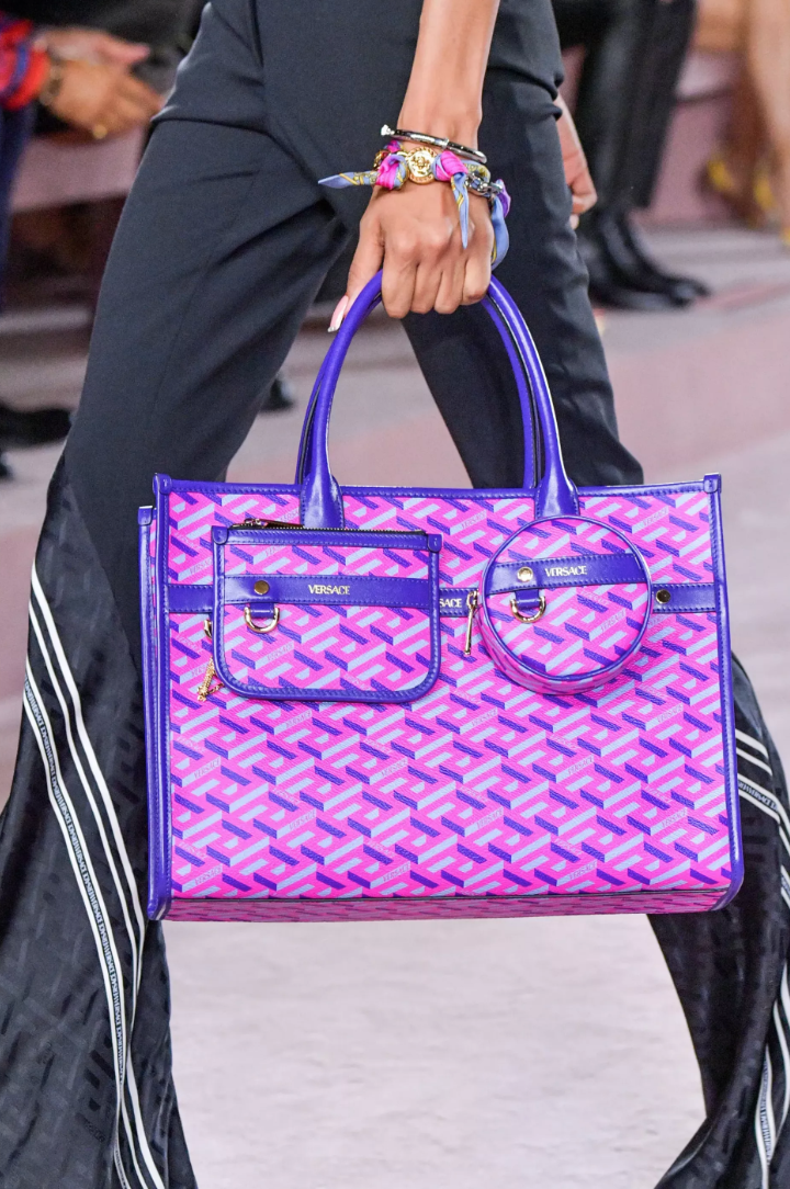 Versace cũng gây ấn tượng với hoạ tiết 3D, bản phối hồng xanh tím cực bắt mắt.