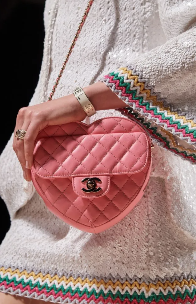 Mùa Valentine cũng nằm trong khuôn khổ Xuân/Hè nên không thể thiếu những chiếc túi trái tim xinh xắn, mẫu Chanel với màu hồng gumble sẵn sàng 'đốn tim' bạn.