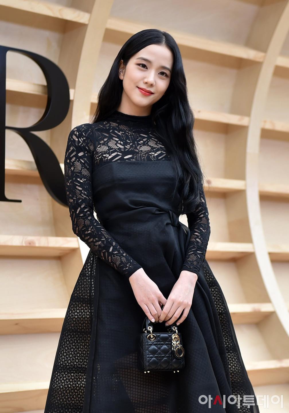 Jisoo xinh đẹp trong thiết kế thuộc BST Woman Fall 2022 của Dior, trên tay là mẫu túi Lady Dior Micro đình đám.