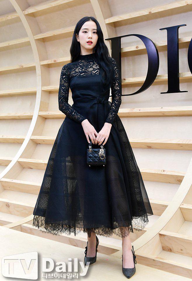 Sau bao lần mặc xấu khi dự sự kiện Dior, Jisoo dường như đã tìm được 'bến đỗ' cùng chiếc váy đen kết hợp chất liệu ren ở tay áo vô cùng phù hợp với hình tượng trưởng thành, sang trọng mà cô đang hướng đến.