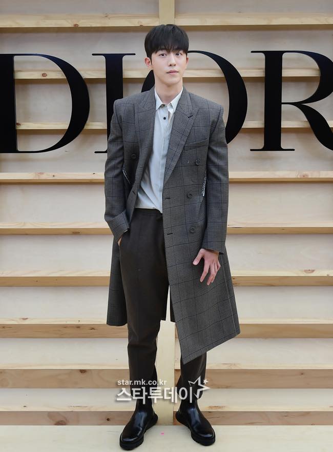 Nam diễn viên 'Twenty Five Twenty One' Nam Joo Hyuk sang trọng với áo măng-tô dài.